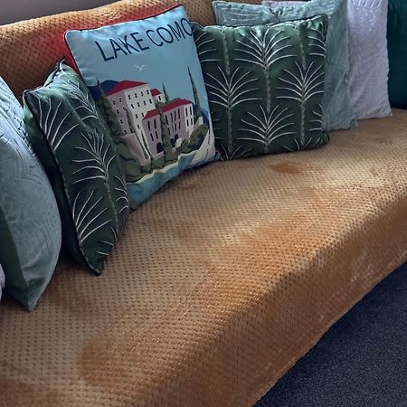 The Greens Apartment Farnworth Bagian luar foto