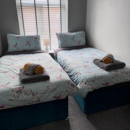 The Greens Apartment Farnworth Bagian luar foto