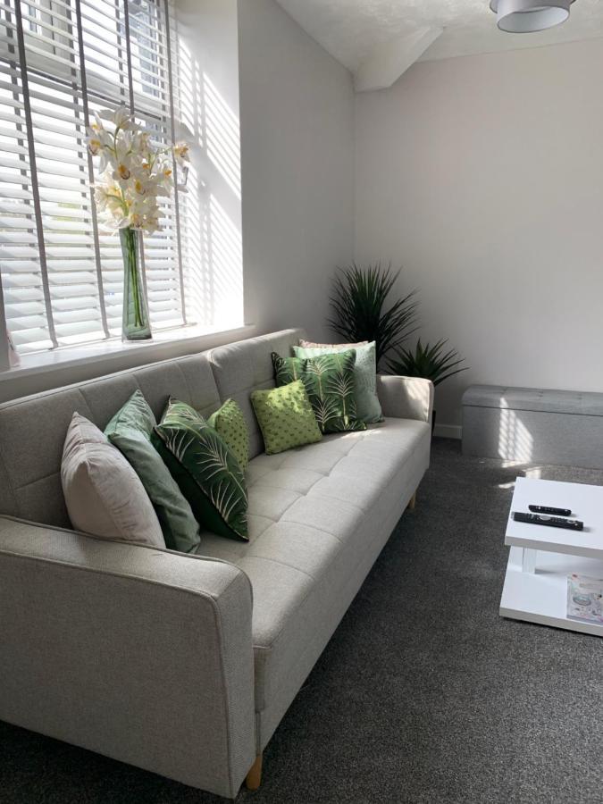 The Greens Apartment Farnworth Bagian luar foto