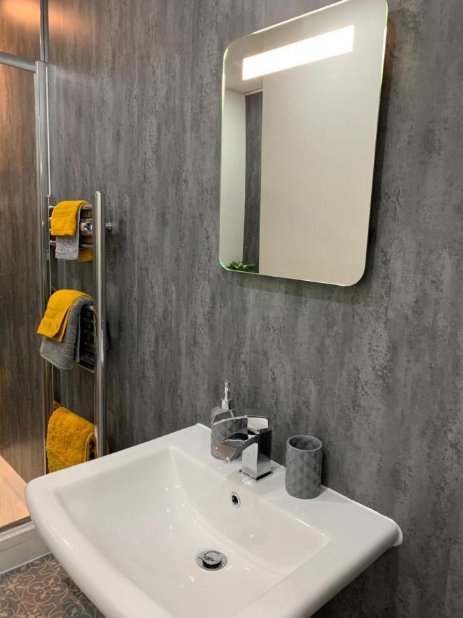 The Greens Apartment Farnworth Bagian luar foto