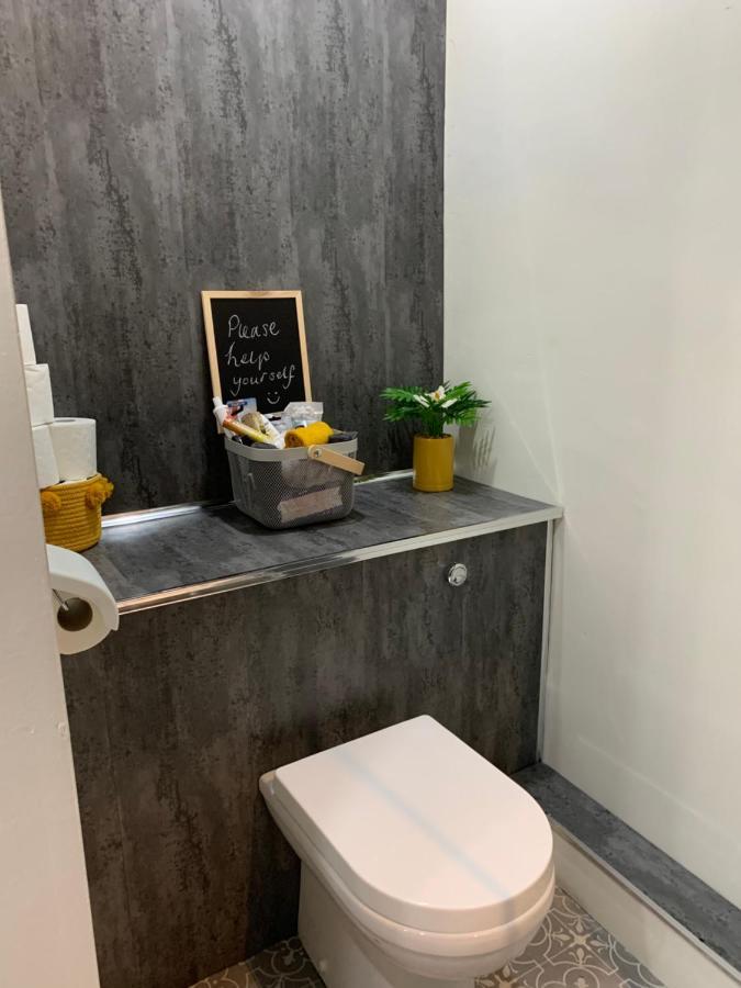The Greens Apartment Farnworth Bagian luar foto