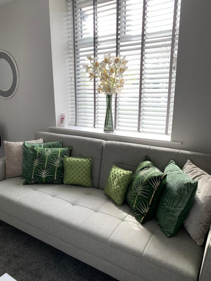 The Greens Apartment Farnworth Bagian luar foto