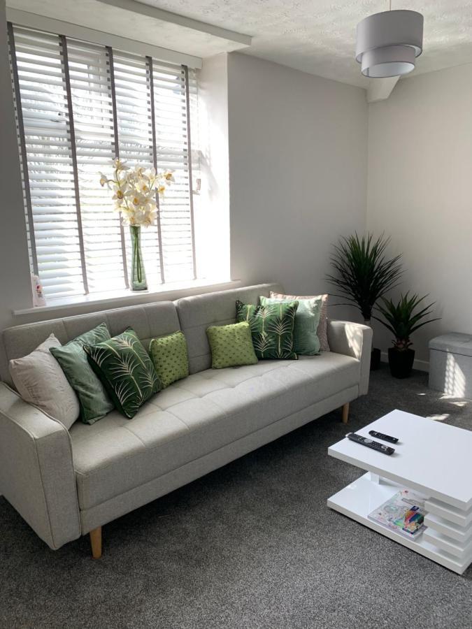 The Greens Apartment Farnworth Bagian luar foto