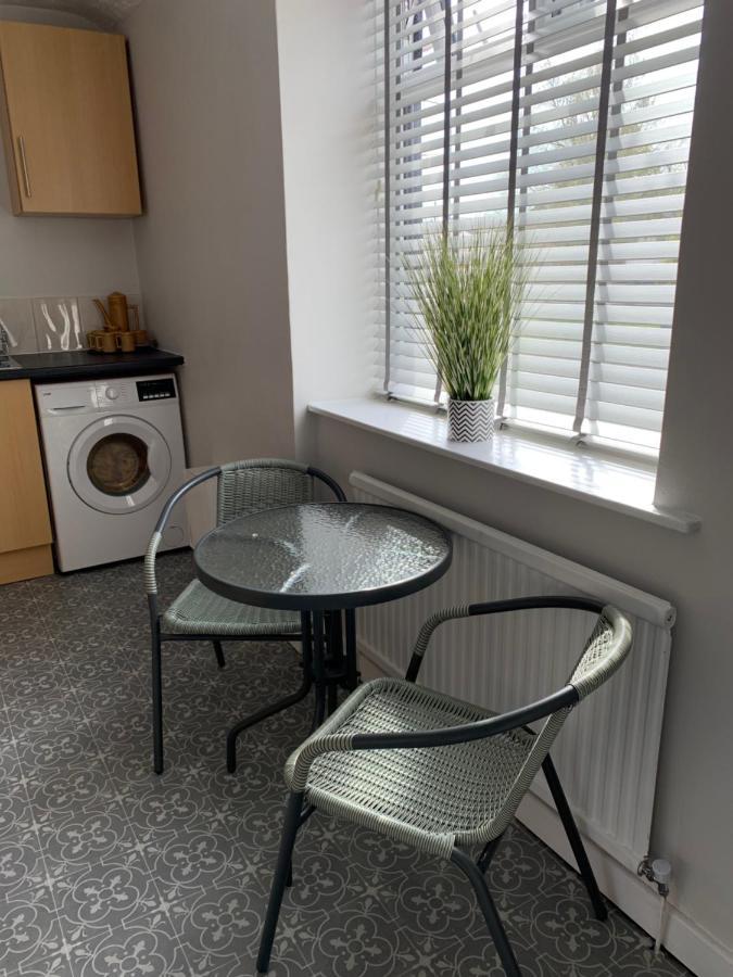 The Greens Apartment Farnworth Bagian luar foto