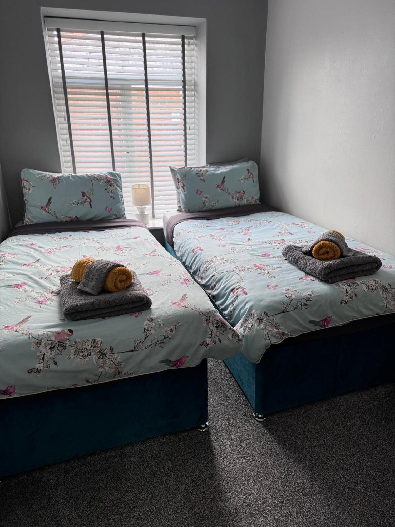The Greens Apartment Farnworth Bagian luar foto